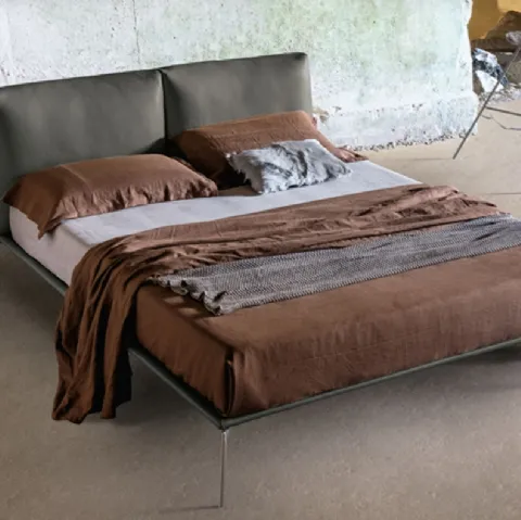 Letto in pelle con piedi in acciaio Papillon di Alivar