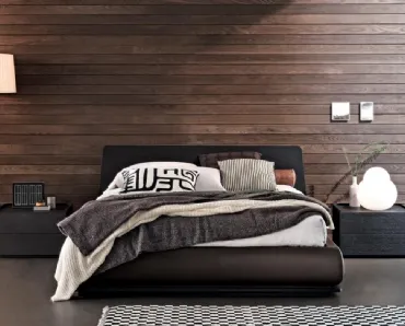 Letto con testiera in legno e giroletto contenitore rivestito in pelle Charme di Giellesse