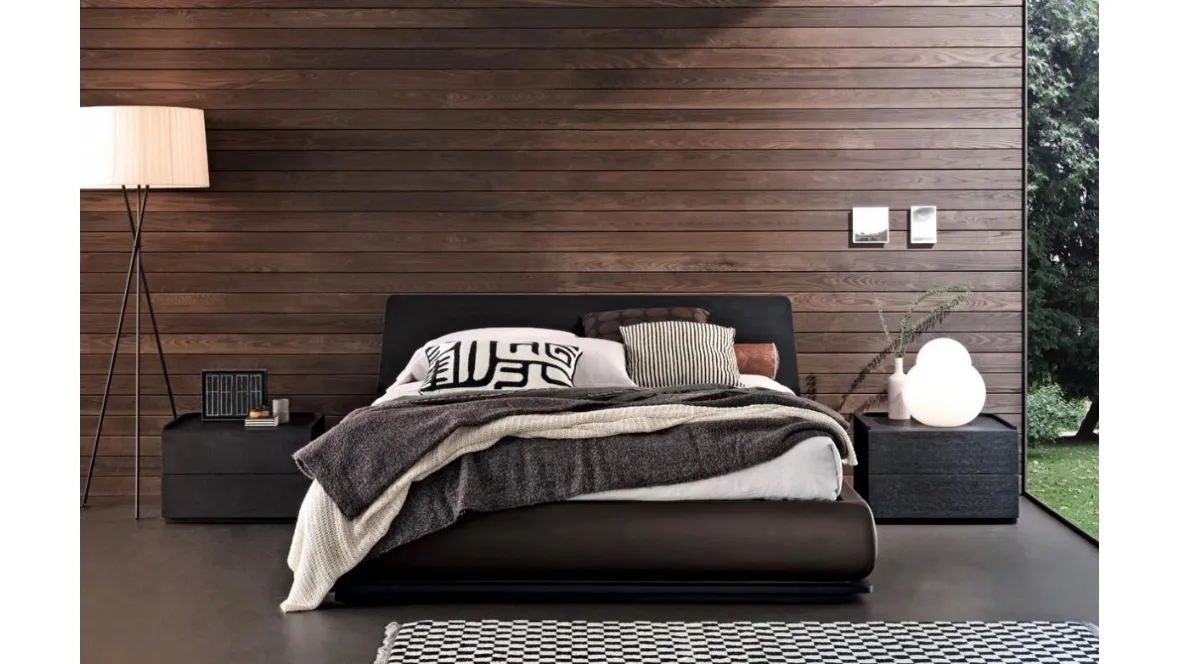 Letto con testiera in legno e giroletto contenitore rivestito in pelle Charme di Giellesse