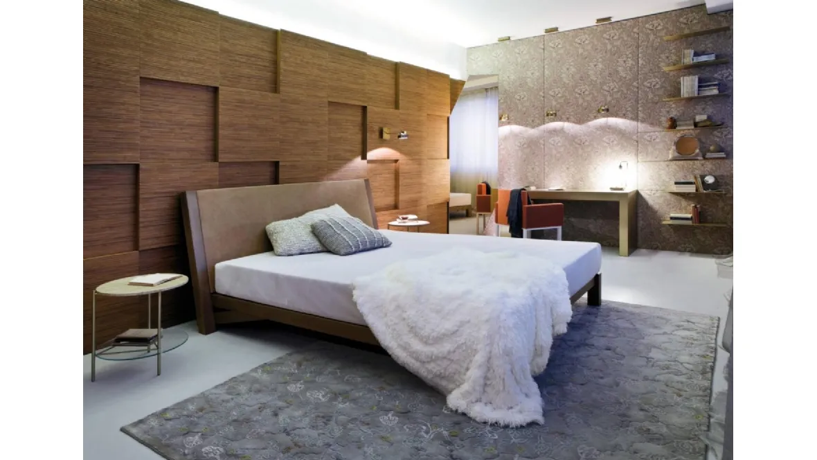 Letto in legno massello con testiera in pelle BD 22 di Laura Meroni