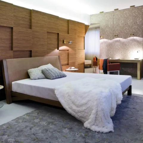Letto in legno massello con testiera in pelle BD 22 di Laura Meroni