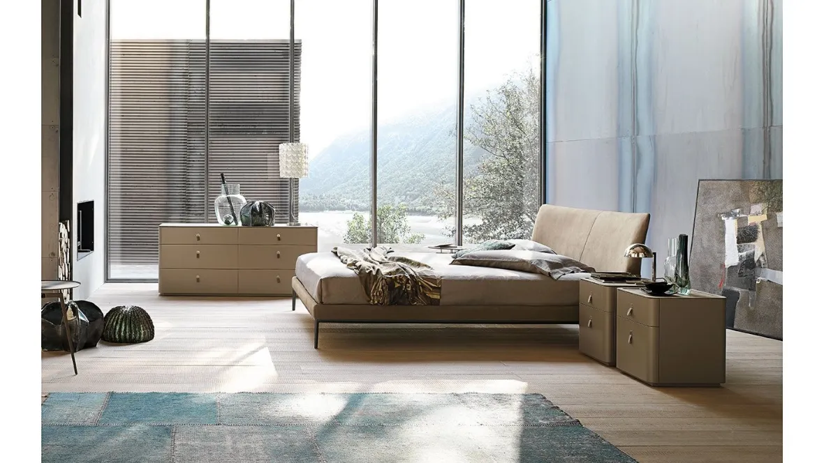 Letto con piedi in alluminio e imbottitura in tessuto Maya di Alivar