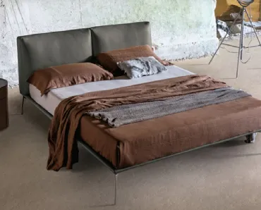 Letto con testiera in pelle imbottita Papillon di Alivar