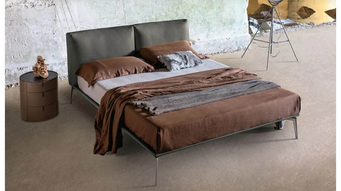 Letto con testiera in pelle imbottita Papillon di Alivar