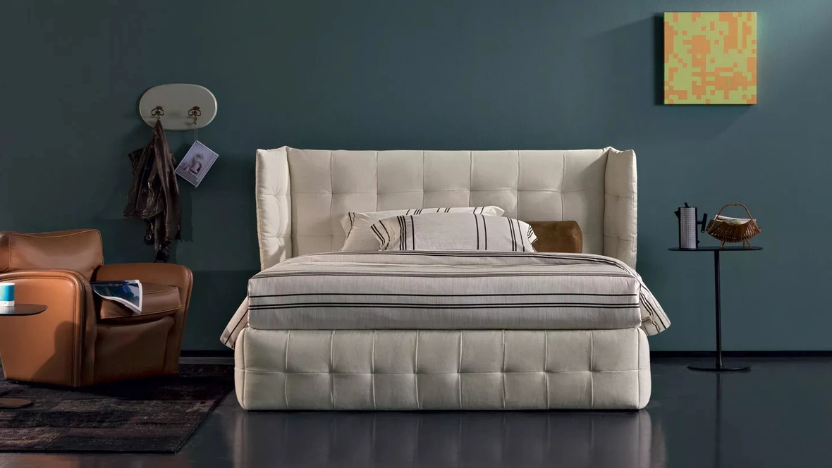 Letto Taste Quilt in tessuto trapuntato con testiera avvolgente di Oggioni