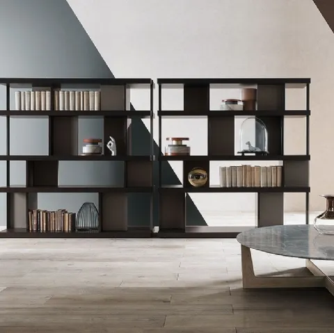 Libreria Jobs con struttura in laccato opaco e mensole in Rovere tabacco di Poltrona Frau