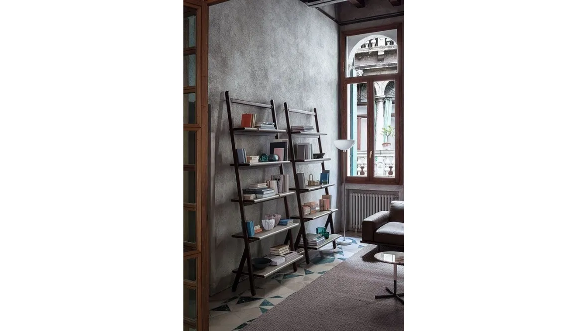 Libreria Ren in legno con piani rivestiti in cuoio di Poltrona Frau