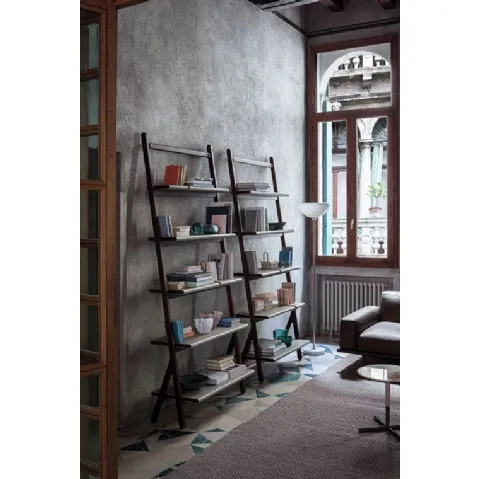 Libreria Ren in legno con piani rivestiti in cuoio di Poltrona Frau