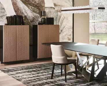 Madia in legno goffrato con base in acciaio e ante in ecopelle Tiffany di Cattelan Italia