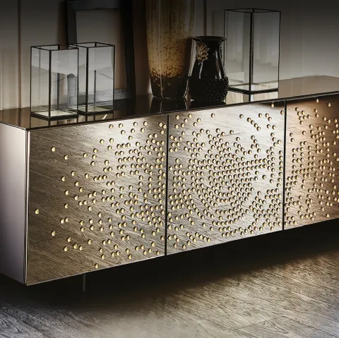 Madia con ante in cristallo specchiato bronzo acidato con decori in rilievo in nero lucido Voyager di Cattelan Italia