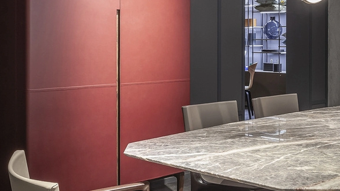 Madia Fidelio Cabinet alto in legno rivestito in cuoio di Poltrona Frau