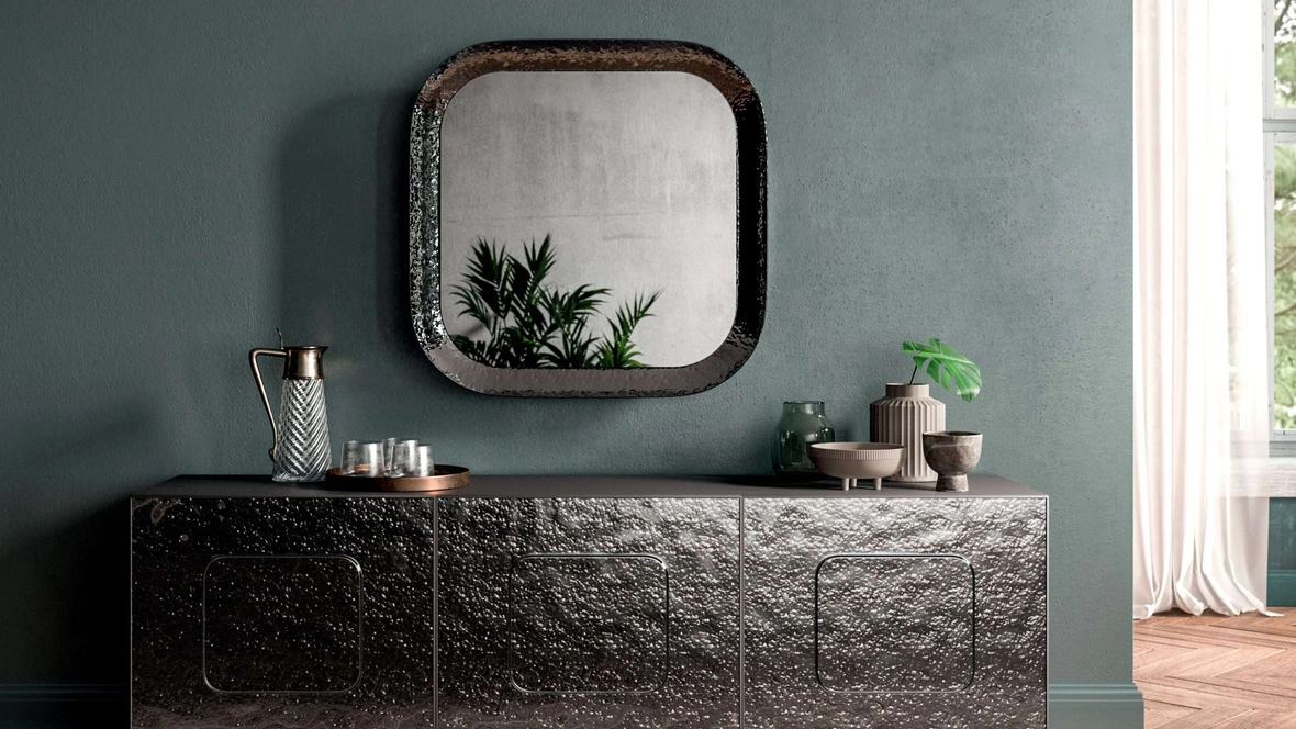 Madia Giulia con contenitore laccato e rivestimento ante in vetro bocciardato retroargentato Fumè Silver di Ozzio