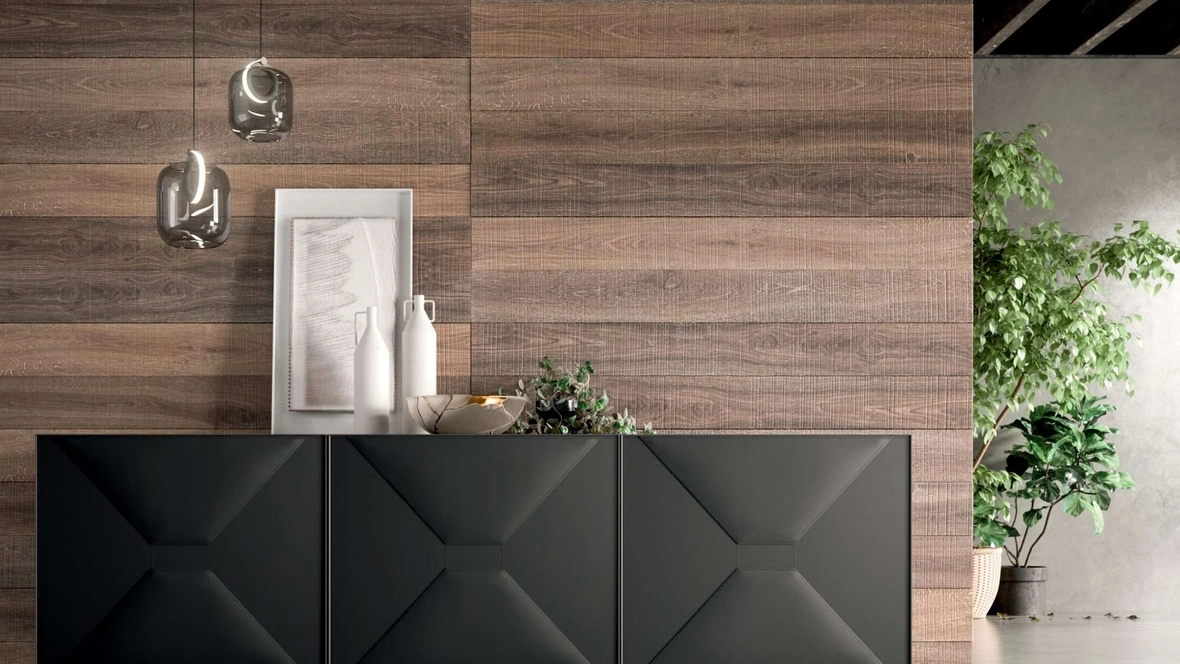 Madia Grace a tre ante con struttura in laccato opaco e ante rivestite in cuoio color Moka di Ozzio