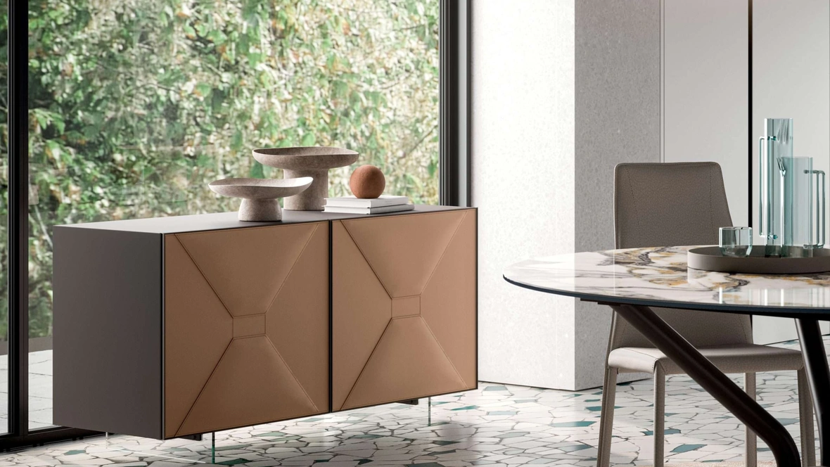 Madia Grace a due ante con struttura in laccato opaco e ante rivestite in cuoio Naturale di Ozzio