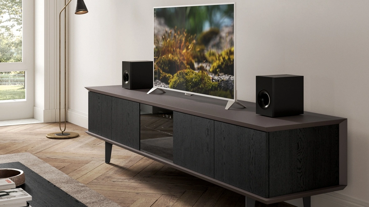 Madia in legno con anta in vetro fumè con piedini in metallo Brera Tv di Ozzio