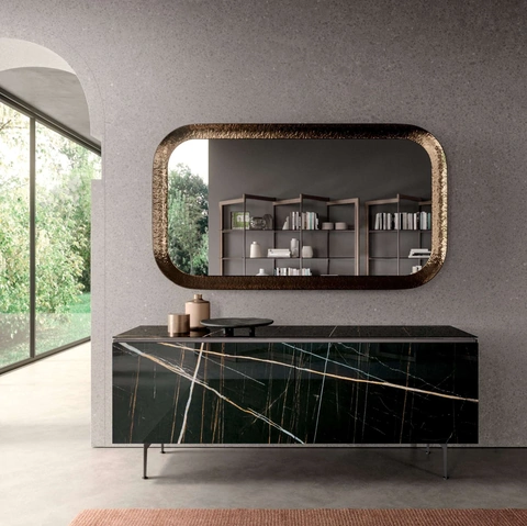 Madia moderna in marble glass Sahara Noir lucido con piedini in metallo Plana di Ozzio