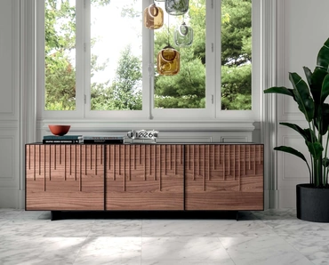 Madia Rain Wood a tre ante rivestita in legno con una cascata di listelli sempre in legno di Ozzio