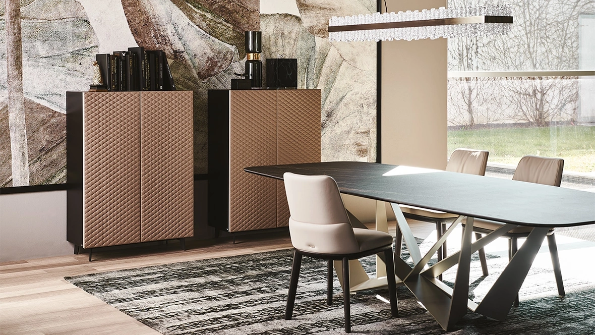 Madia Tiffany in legno con ante rivestite in pelle trapuntata di Cattelan Italia