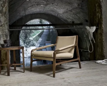 Poltroncina in legno con seduta e schienale in pelle Margot di Alivar