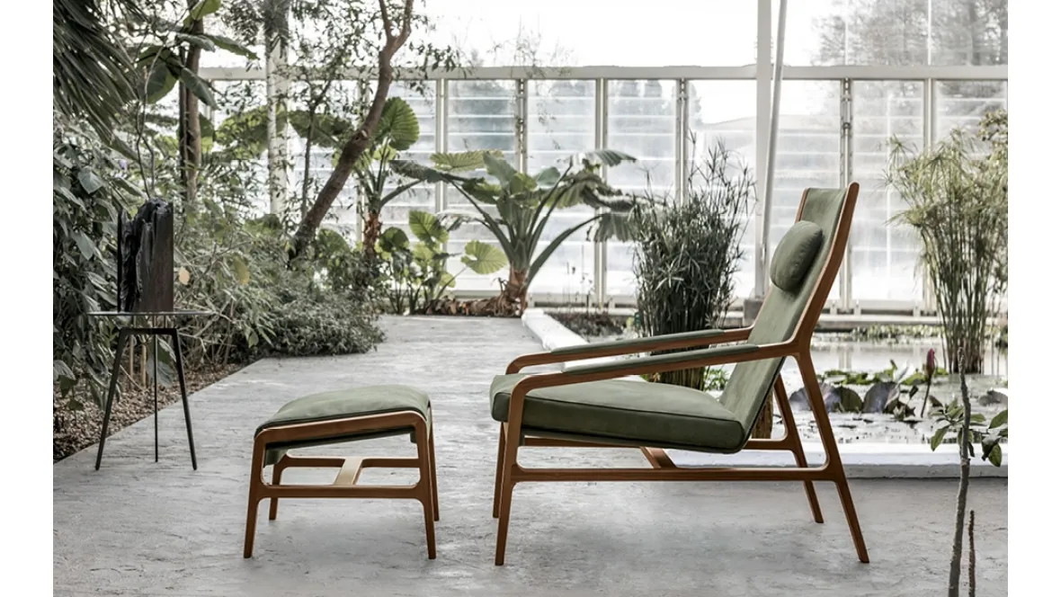Poltroncina in pelle con struttura in Noce massello Margot Relax di Alivar