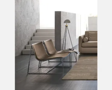 Poltroncina Samoa in pelle con struttura in acciaio di Alivar