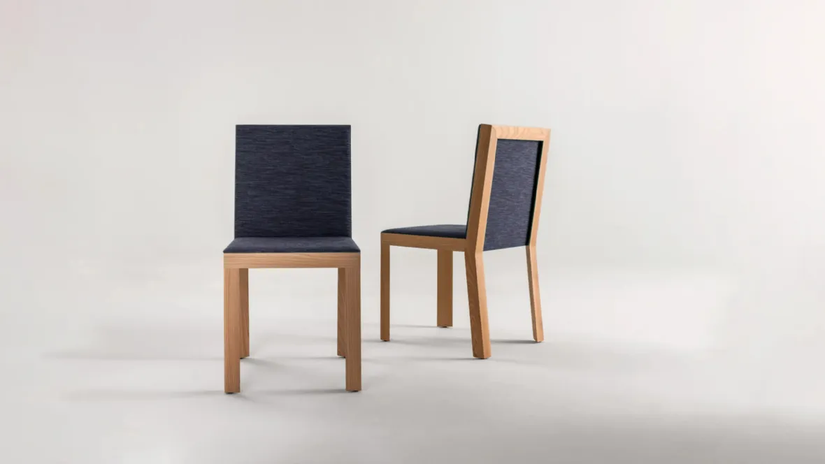 Sedia in tessuto con struttura in legno BD 20 di Laura Meroni