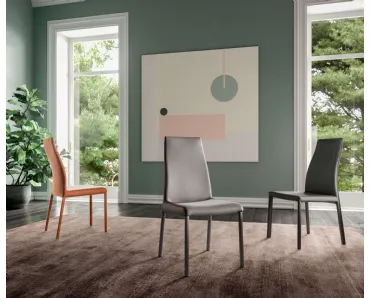 Sedia imbottita rivestita in pelle Blitz di Ozzio