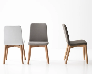 Sedia Cloe 5 in tessuto imbottito con struttura in massello di Frassino di Pointhouse