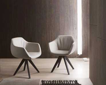 Sedia moderna con braccioli rivestita in pelle con base in legno Delia di Ozzio