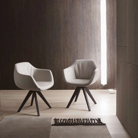 Sedia moderna con braccioli rivestita in pelle con base in legno Delia di Ozzio