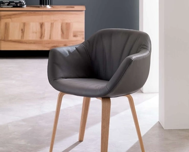 Sedia con braccioli imbottita e rivestita in pelle con base in legno Eliot di Ozzio