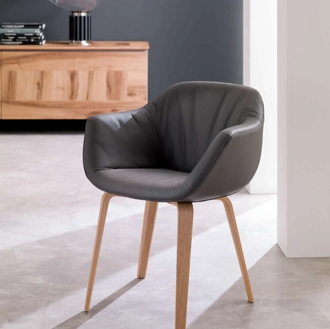 Sedia con braccioli imbottita e rivestita in pelle con base in legno Eliot di Ozzio