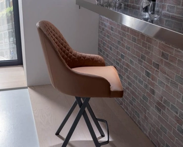 Sgabello in ecopelle con schienale trapuntato e basamento in metallo Febo di Ozzio