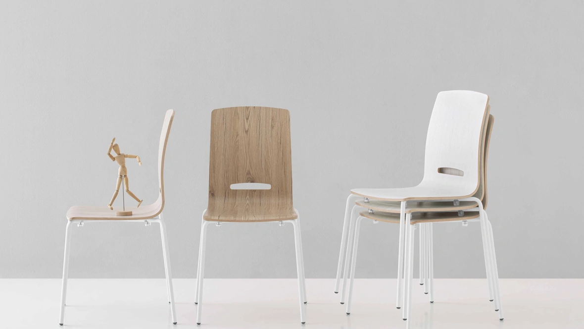 Sedia impilabile Flora in legno multistrato melaminico di Pointhouse