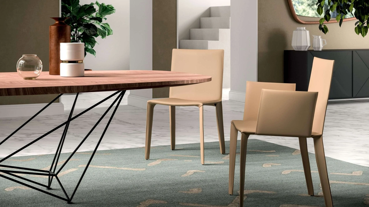 Sedia di design con e senza braccioli completamente rivestita in cuoio Frisbee di Ozzio