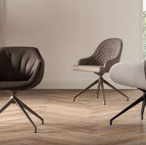 Sedia moderna con braccioli imbottita e rivestita in pelle con struttura in metallo Halia di Ozzio