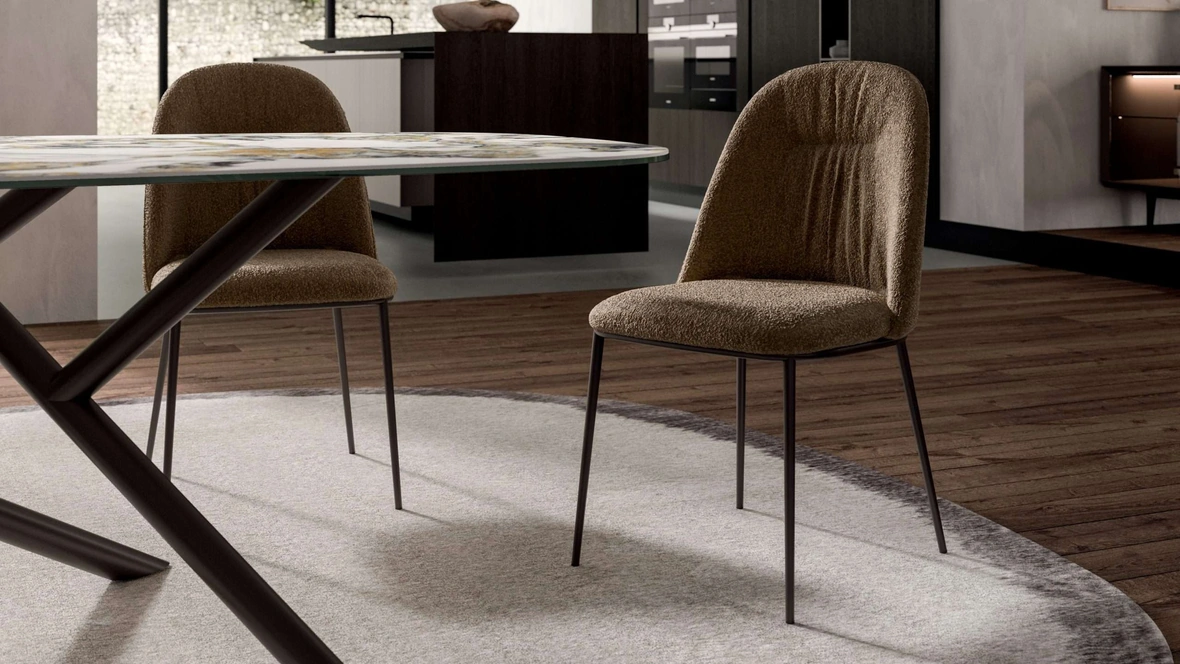 Sedia Juliette in tessuto imbottito con schienale bombato, delicatamente arcuato di Ozzio