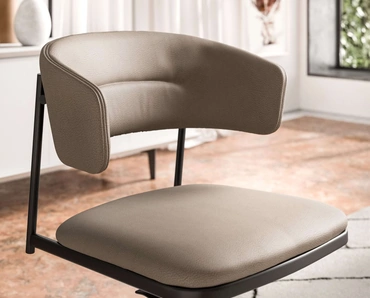 Sgabello in pelle Lia di Ozzio