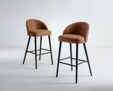 Sgabello in pelle con gambe in legno LV 101 Stool di Laura Meroni