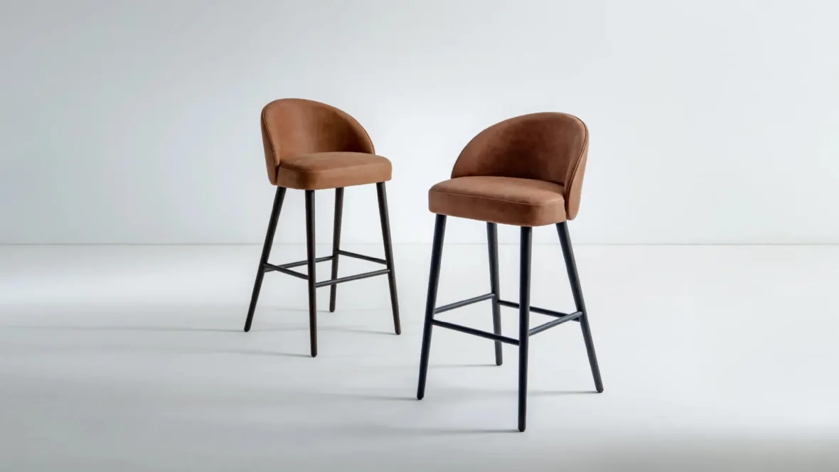 Sgabello in pelle con gambe in legno LV 101 Stool di Laura Meroni