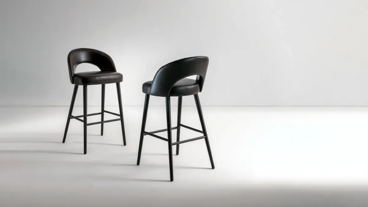 Sgabello in pelle e frassino LV 102 Stool di Laura Meroni