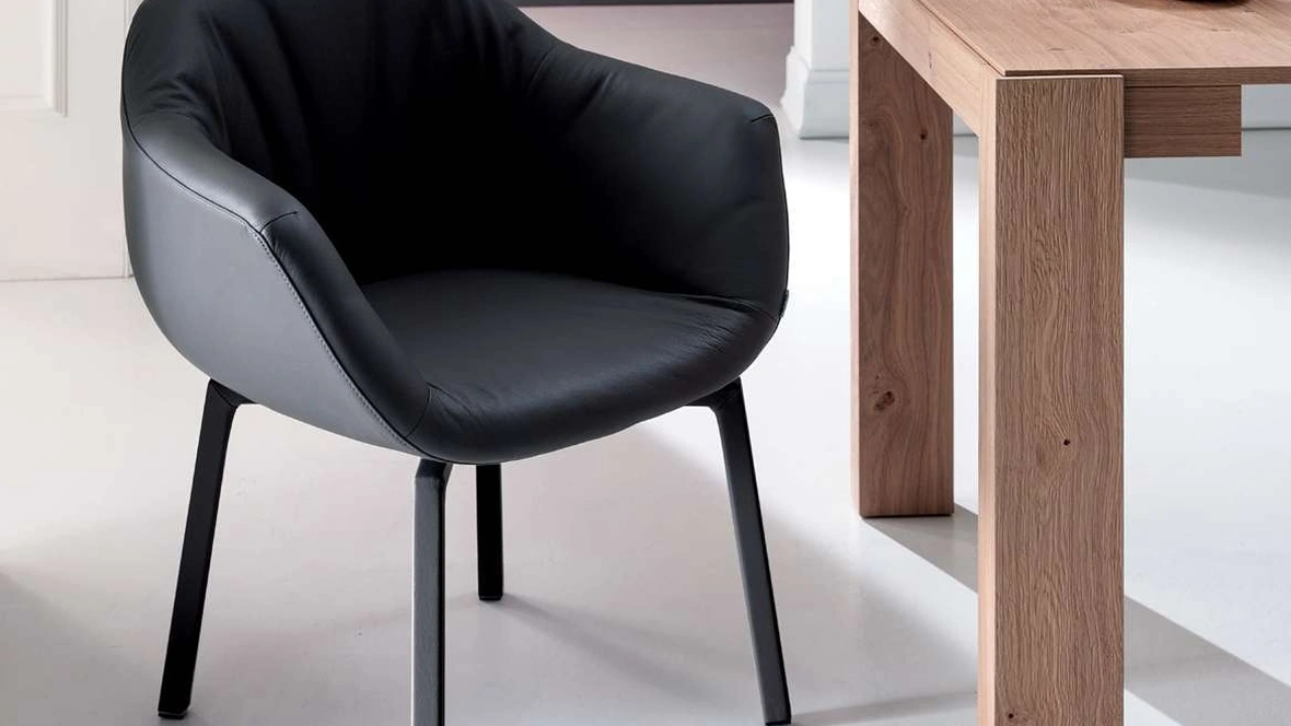 Sedia con braccioli in pelle imbottita con gambe in metallo Nelson di Ozzio