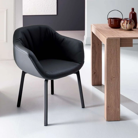 Sedia con braccioli in pelle imbottita con gambe in metallo Nelson di Ozzio