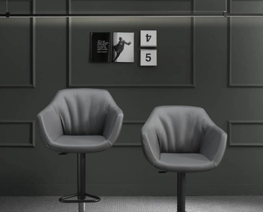 Sgabello in pelle con basamento in metallo Nemo di Ozzio