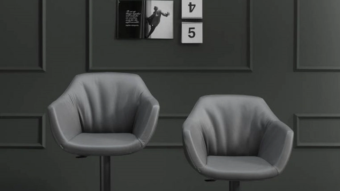 Sgabello in pelle con basamento in metallo Nemo di Ozzio