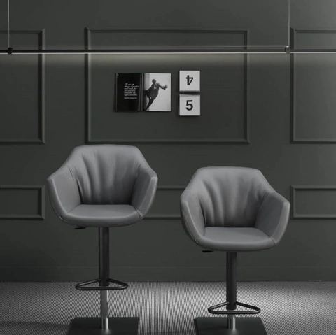 Sgabello in pelle con basamento in metallo Nemo di Ozzio