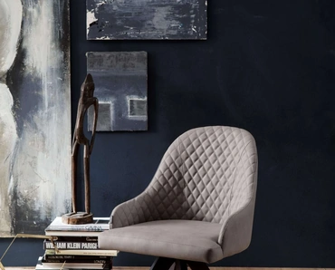 Sedia con braccioli rivestita in pelle imbottita e trapuntata con base in legno Olimpia di Ozzio