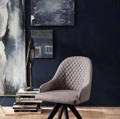 Sedia con braccioli rivestita in pelle imbottita e trapuntata con base in legno Olimpia di Ozzio