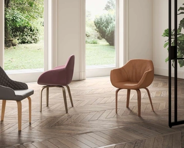 Sedia Atena in pelle con gambe in legno di Ozzio