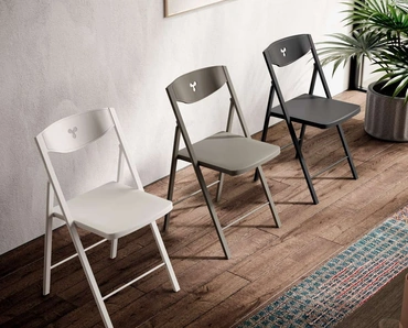 Sedia pieghevole Plio in polipropilene con struttura in metallo di Ozzio